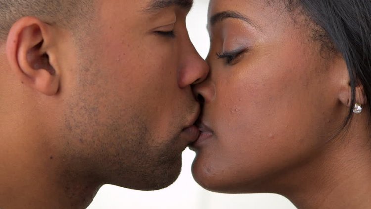 KISSING DAY: Menya inkomoko y'uyu munsi wahariwe gusomana.