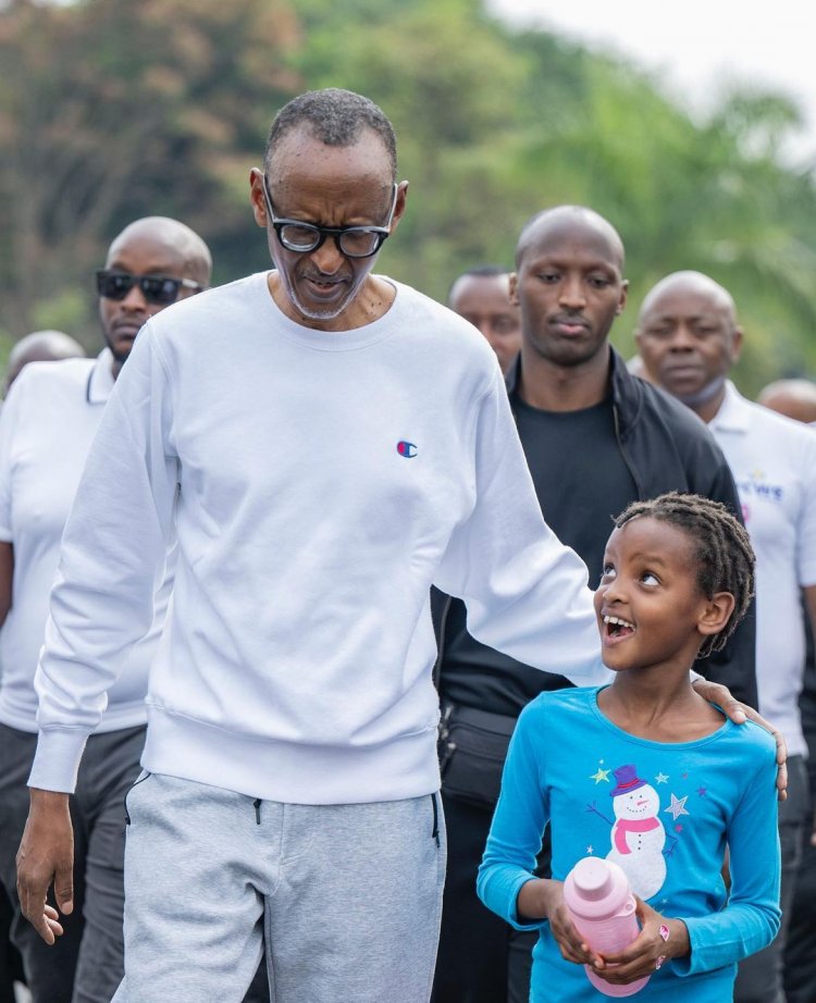 PEREZIDA KAGAME YONGEYE KUGARAGARIZA URUGWIRO ABANA MURI CAR FREE DAY.